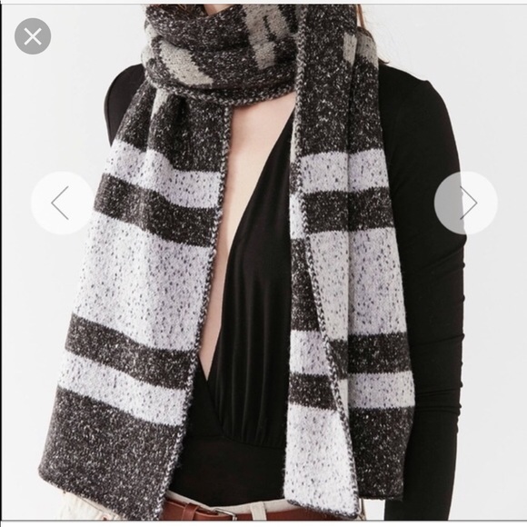 Urban Outfitters City Intarsia New York Scarf - Picture 3 of 6